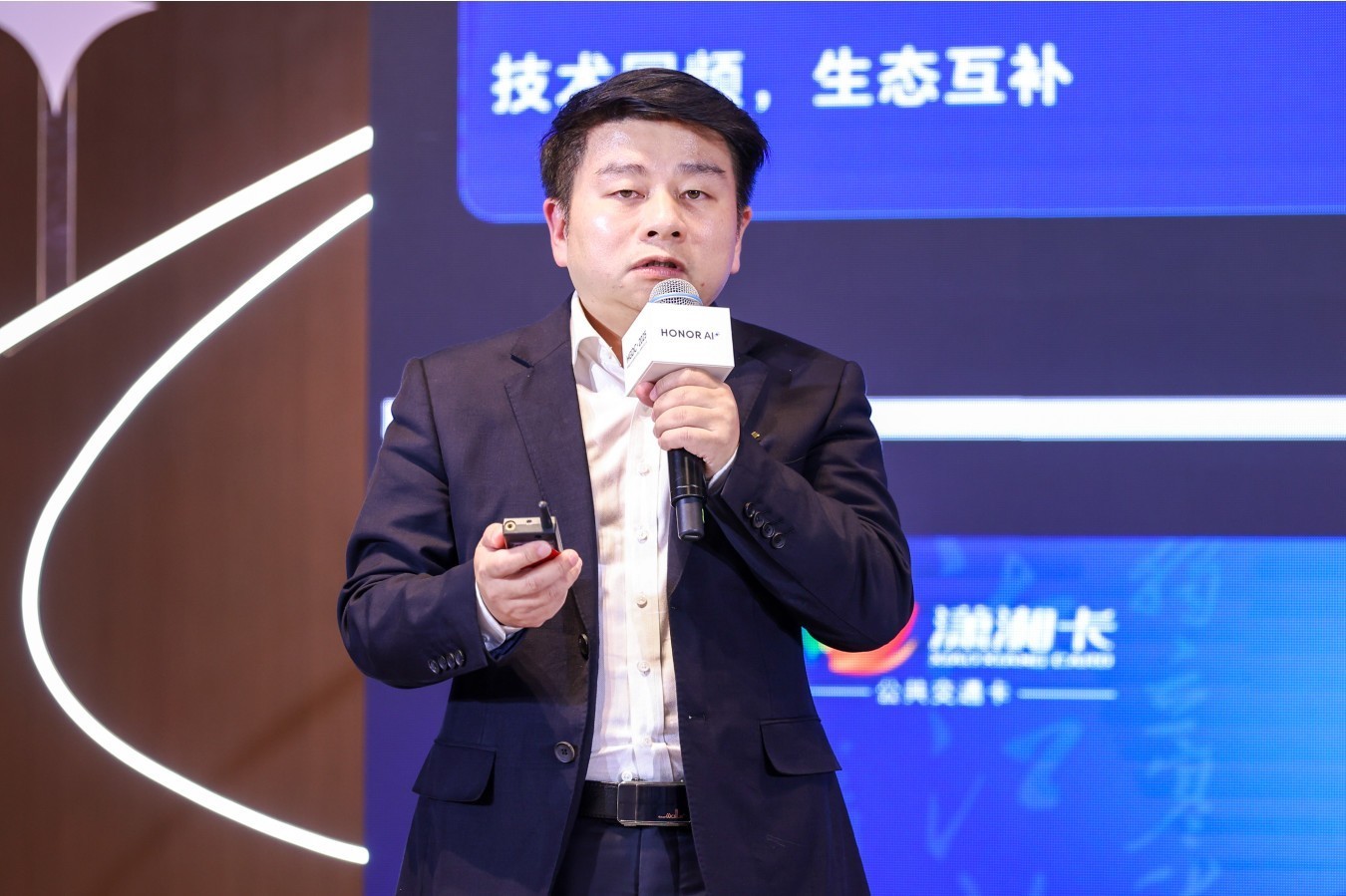 荣耀钱包“耀行卡”发布：安卓首家支持先乘后付 出行体验再升级