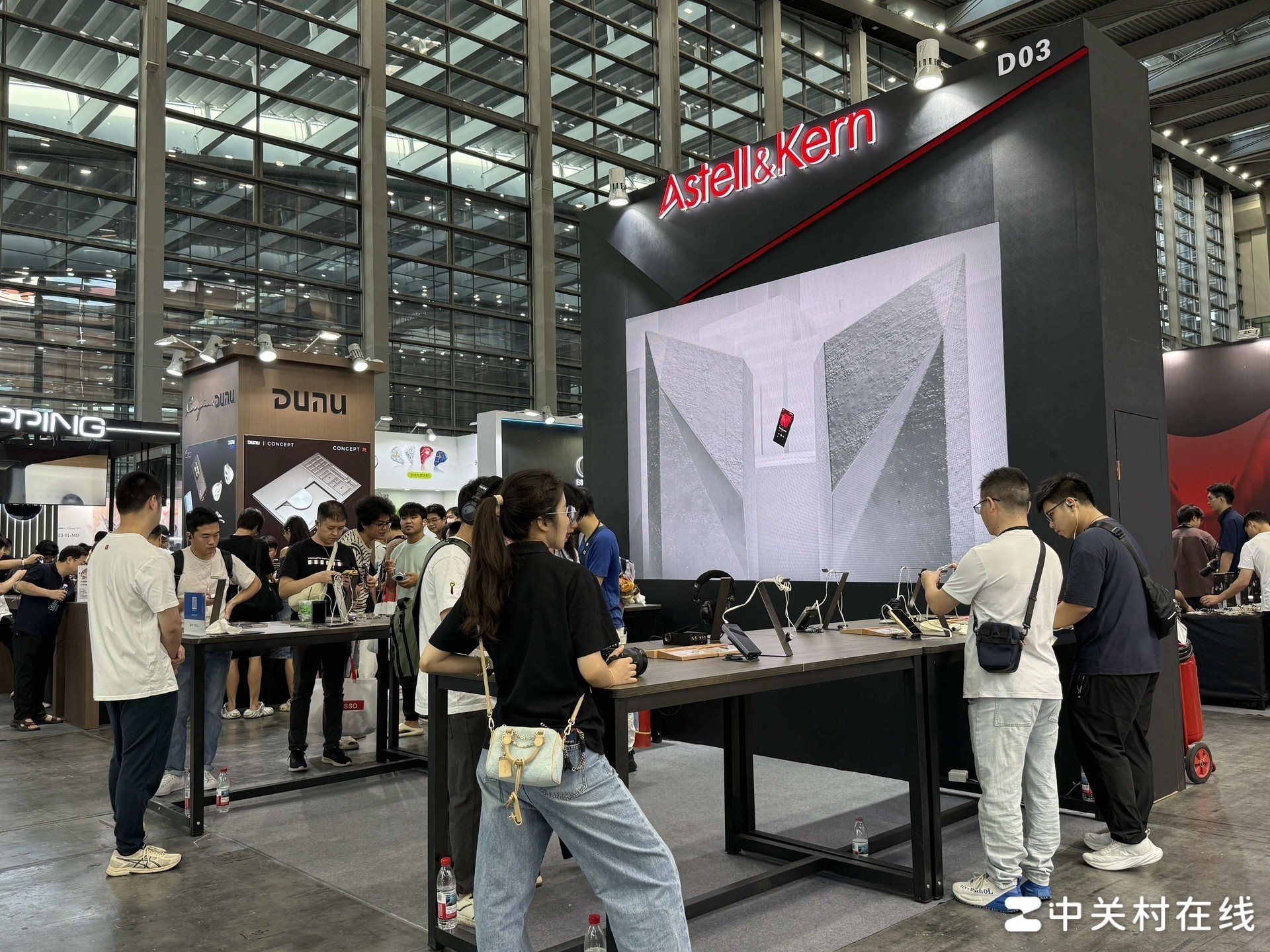 第19届深圳国际音频展现场直击:旗舰扎堆,一场属于耳机发烧友的试听盛宴