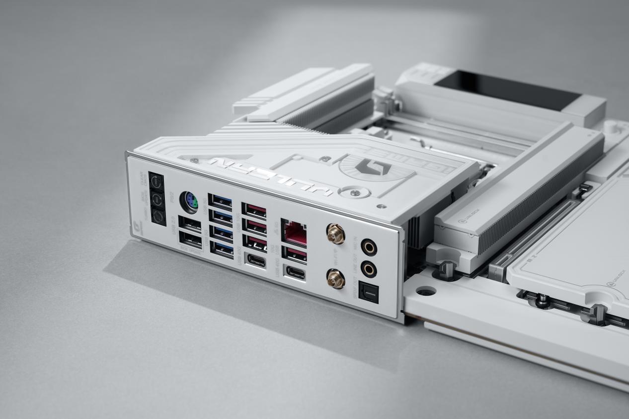 ���������ڴ泬Ƶ�������߲ʺ� iGame X870E�׻�����ʽ����Ԥ�ۣ�