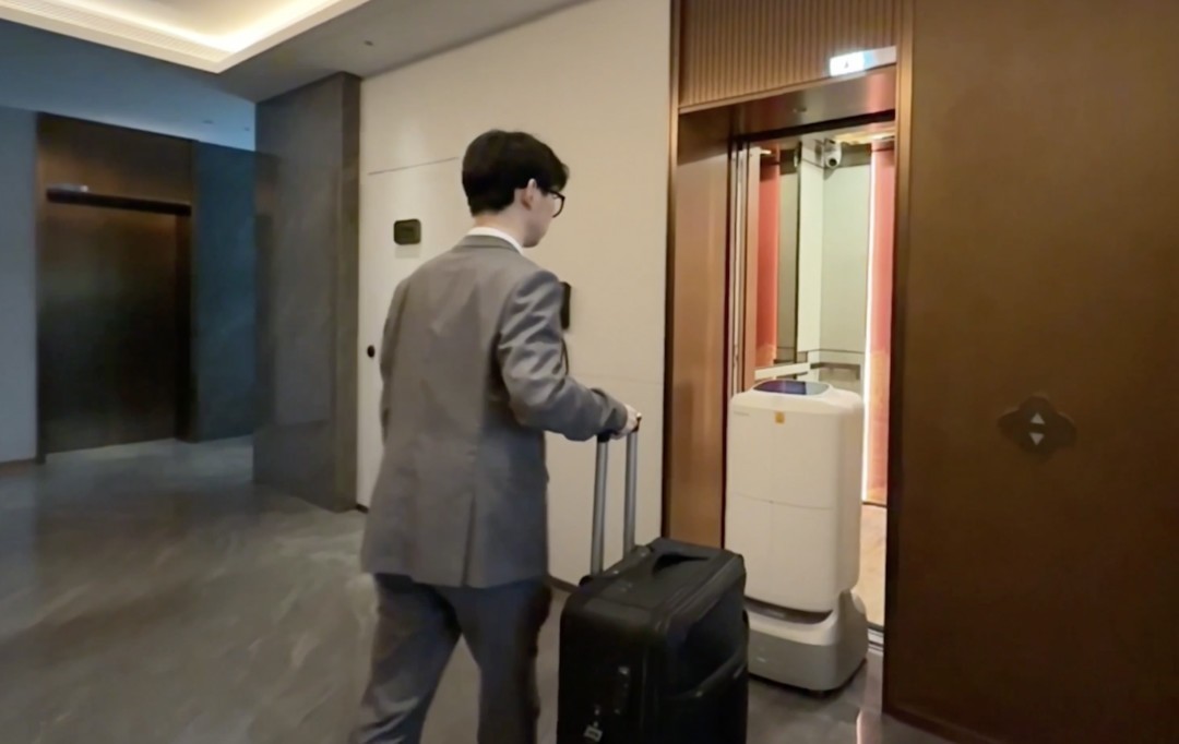 普渡机器人携手亚朵集团,以机器人技术引领酒店服务新纪元