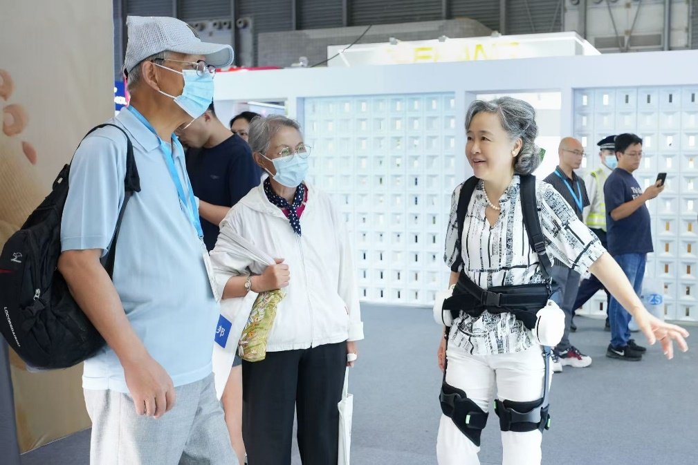 海尔机器人领衔亮相青岛亚太展,加速 “无人家务” 时代到来