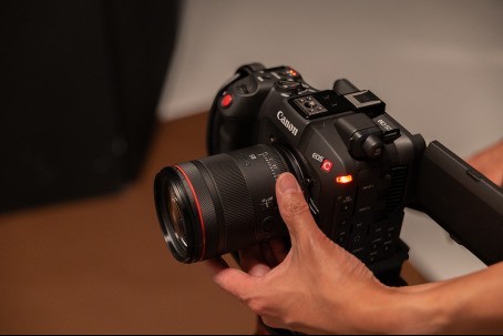 ���ܷ���HYBRIDϵ�ж�����ͷ��ƷRF85mm F1.4 L VCM