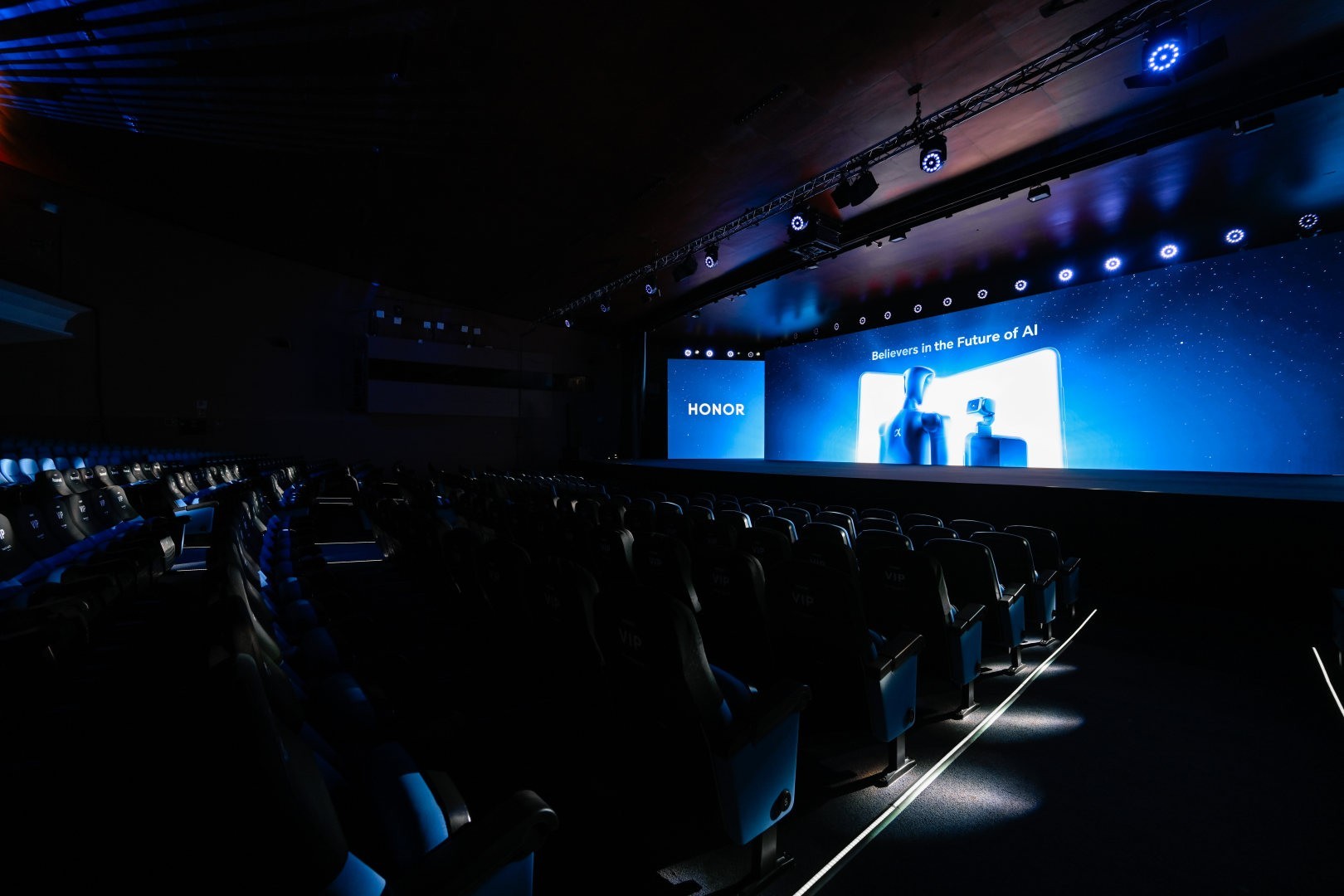 ��ҫMWC2026ȫ�򷢲���ʢ����Ļ������AIս�Բ���