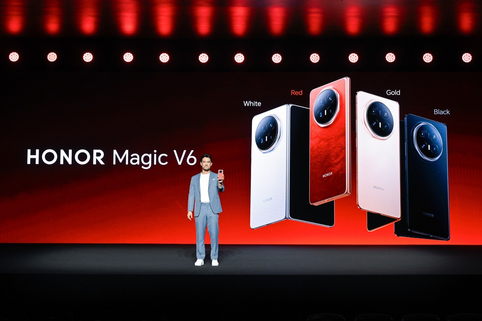 荣耀MWC2026:Magic V6轻薄续航再突破,Robot Phone携阿莱电影级影像登场