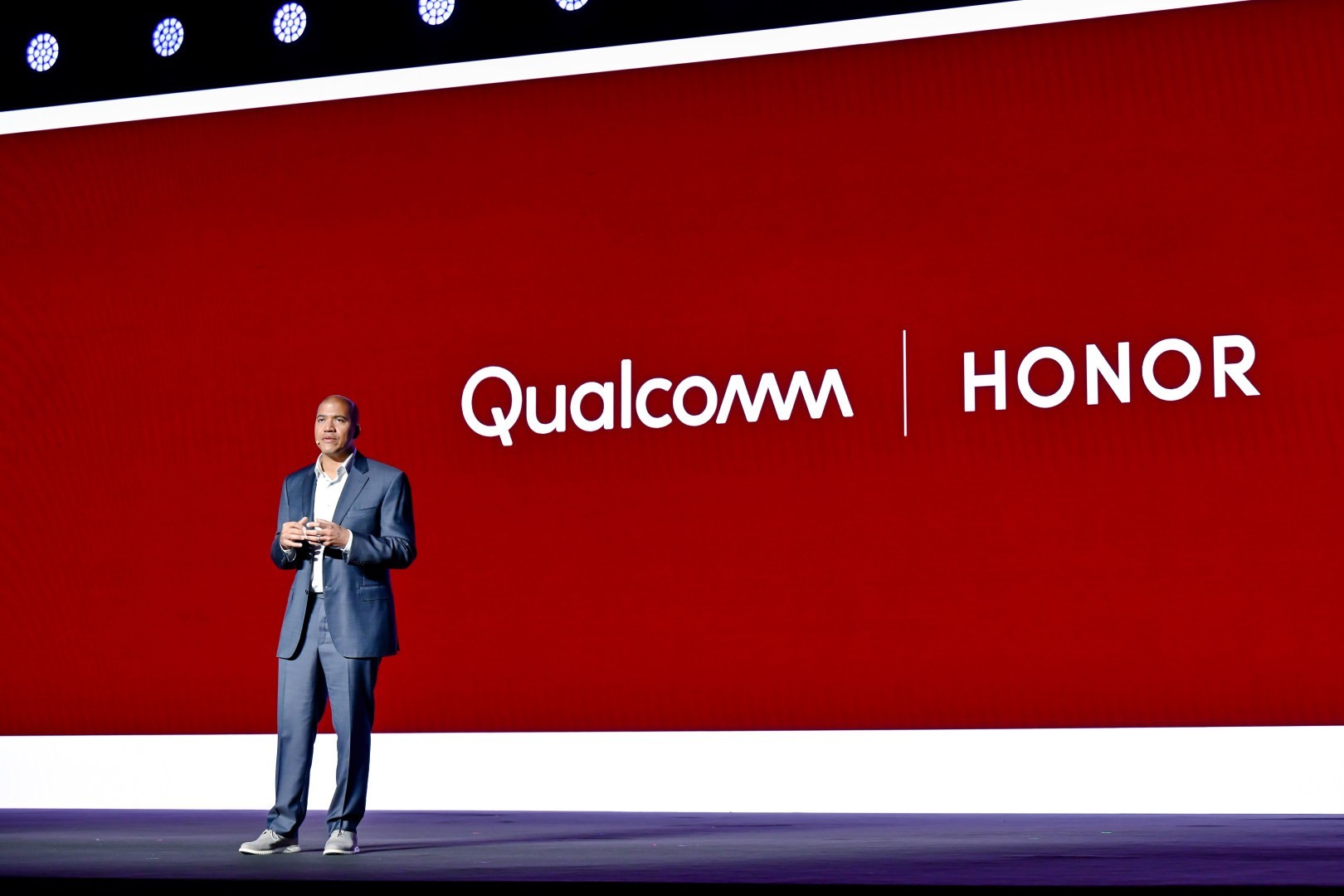 荣耀MWC2026:Magic V6轻薄续航再突破,Robot Phone携阿莱电影级影像登场