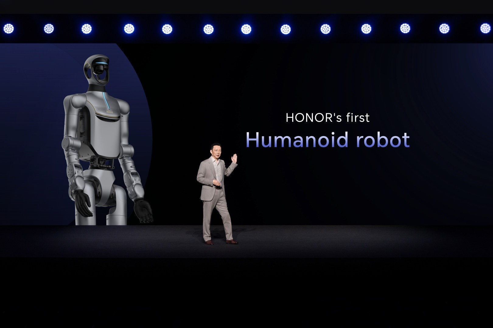 荣耀MWC2026:Magic V6轻薄续航再突破,Robot Phone携阿莱电影级影像登场
