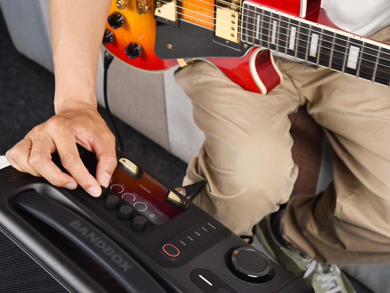 һ̨����ɵ����Ұ������̨�ϵ��豸 JBL BAND BOX����