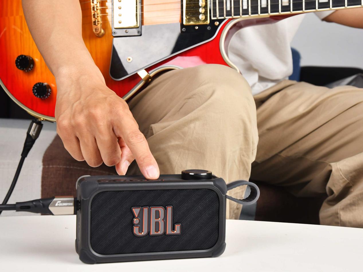 һ̨����ɵ����Ұ������̨�ϵ��豸 JBL BAND BOX����