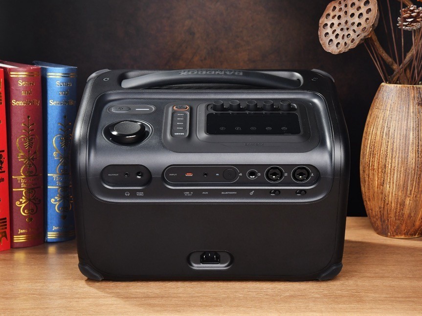 һ̨����ɵ����Ұ������̨�ϵ��豸 JBL BAND BOX����