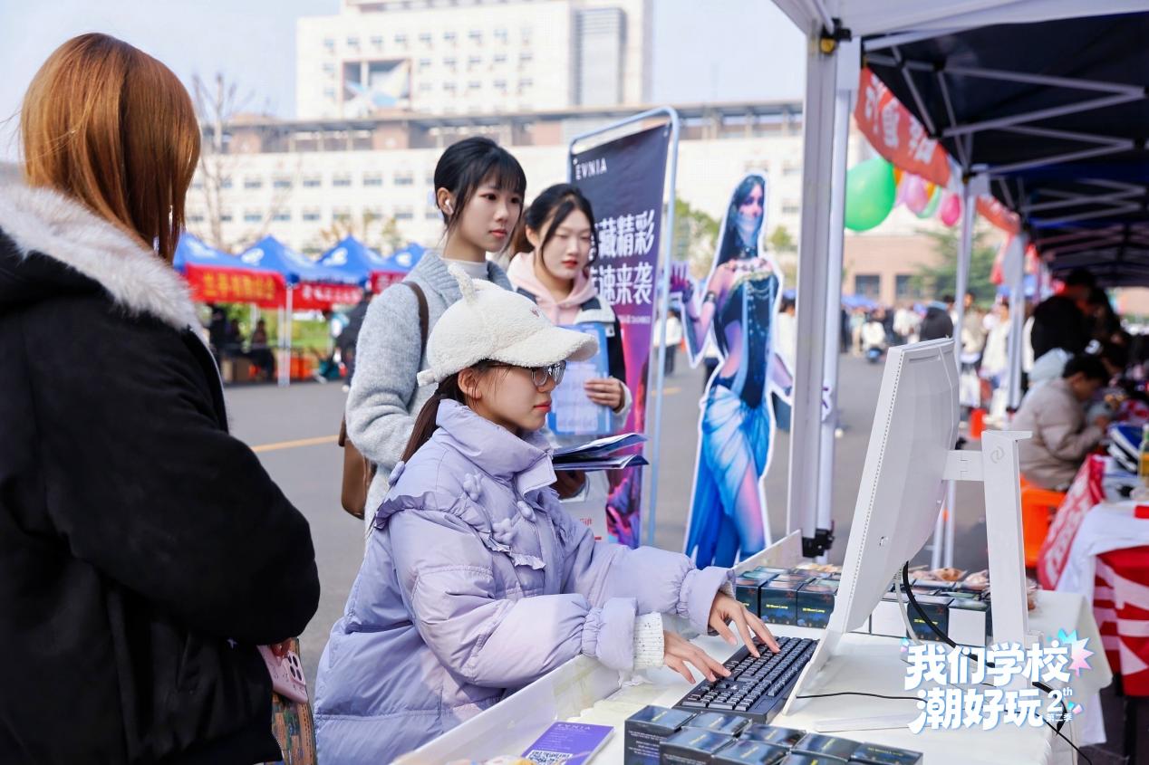 EVNIA弈威空降山西大学 用极致显示画面点燃校园激情