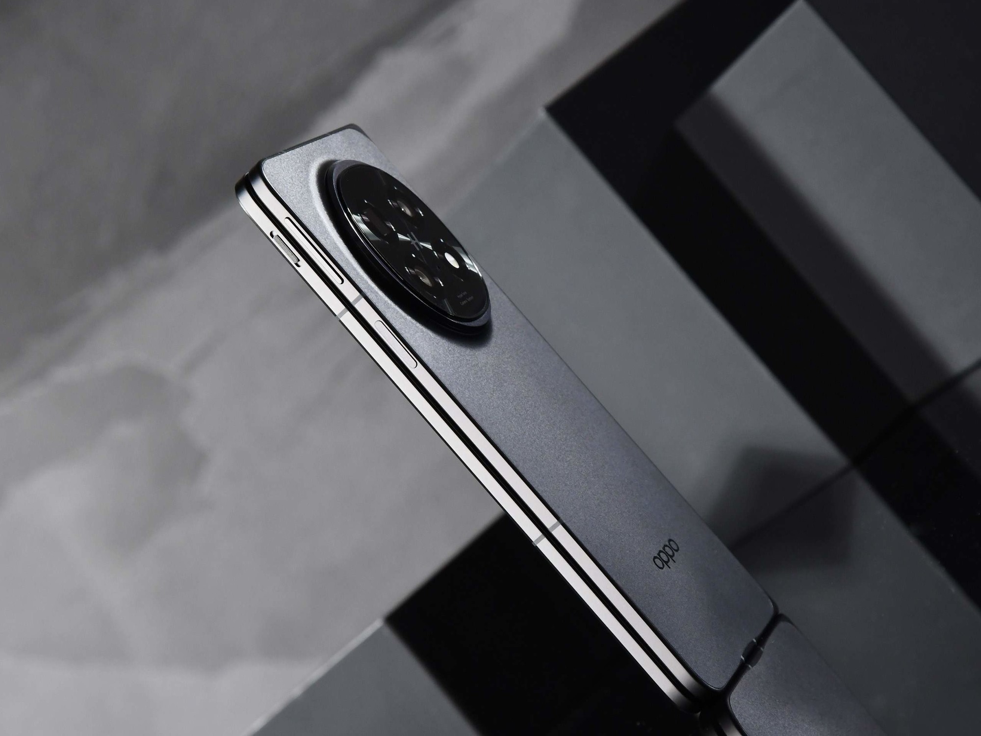 兼顾轻薄长续航 三款强续航折叠手机盘点