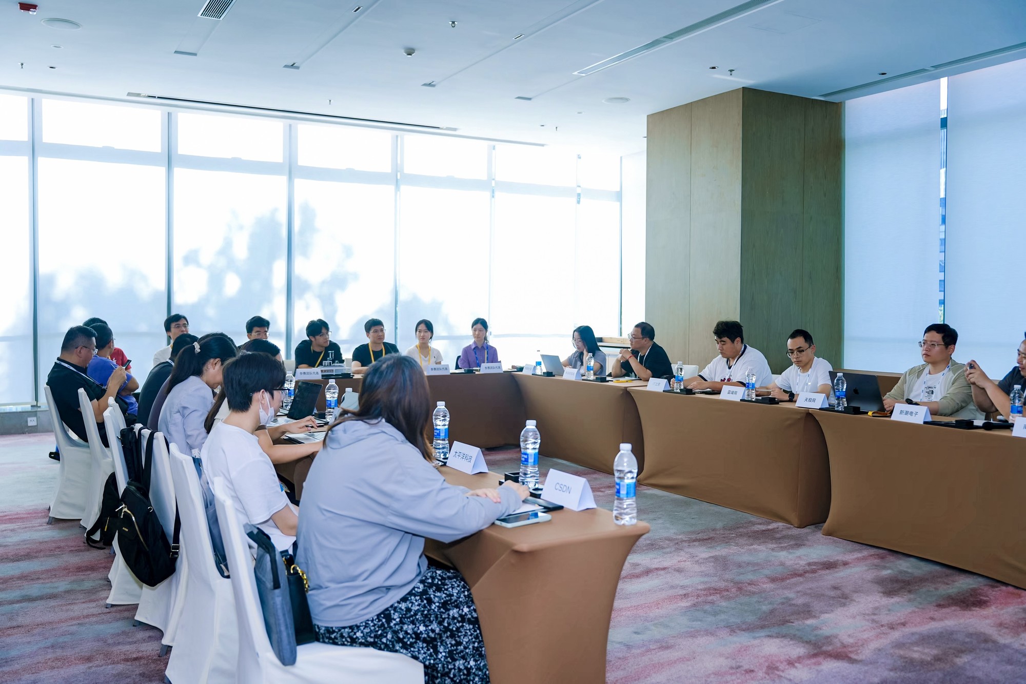 Ӣ�ض��˹����ܴ���Ӧ�ô������Ŷӷ�̸���ü������»ع��û�����ʵ����