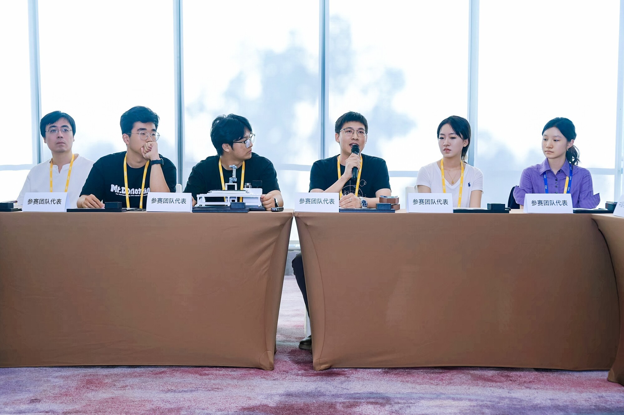 Ӣ�ض��˹����ܴ���Ӧ�ô������Ŷӷ�̸���ü������»ع��û�����ʵ����