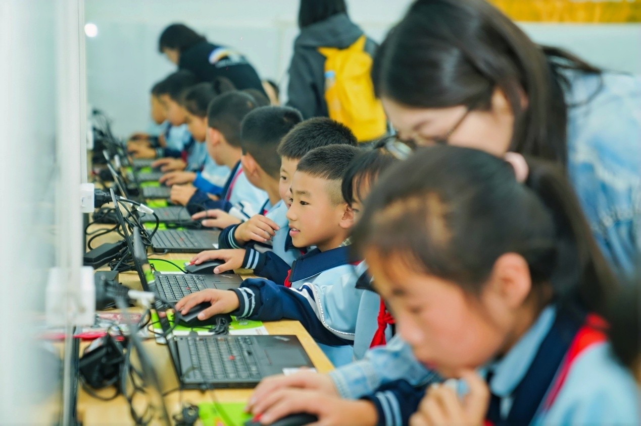 以科技赋能乡村教育,联想“梦想未来”公益项目走进甘肃漳县