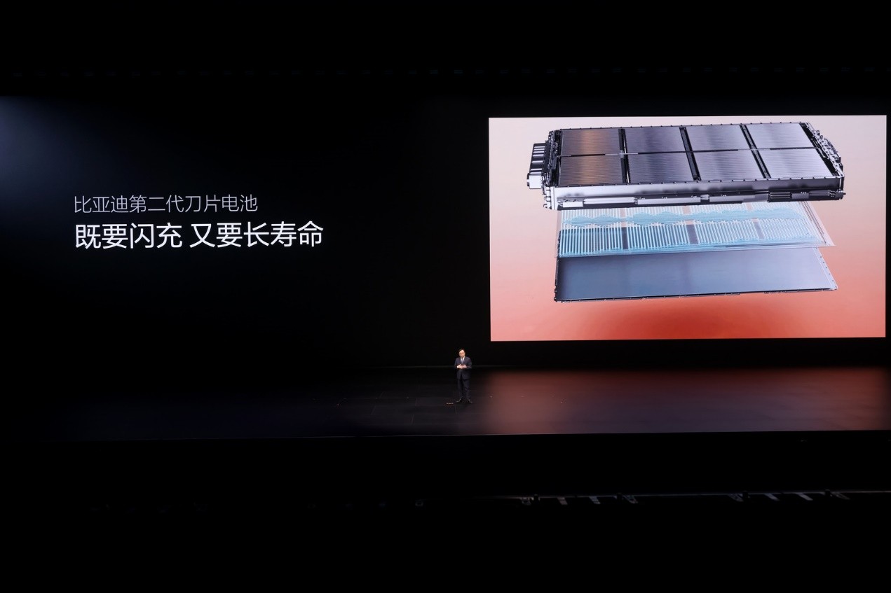 5分钟充好,9分钟充饱,比亚迪闪充补上新能源转型最后一块拼图