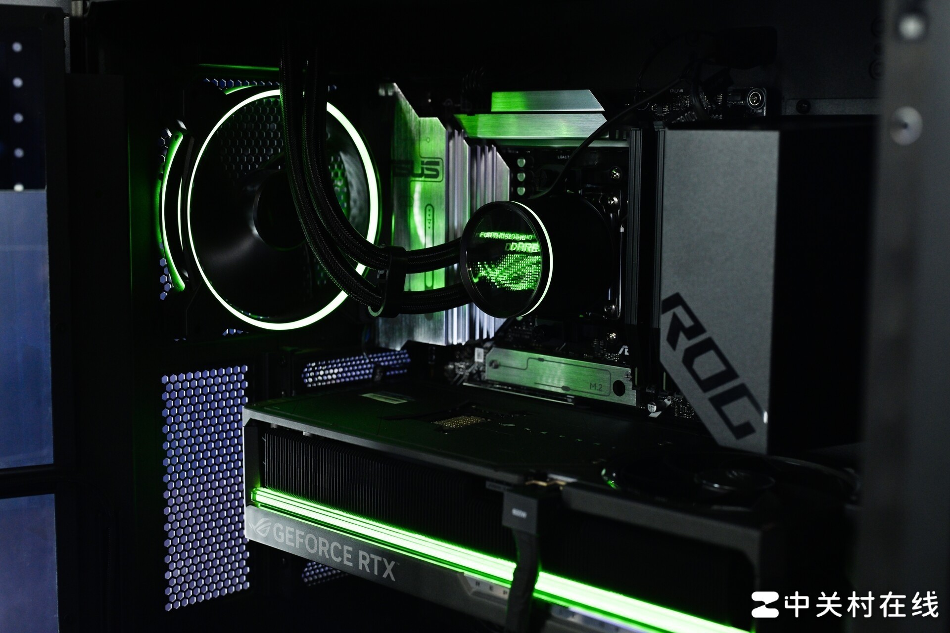 搭载9950X3D+5080 ROG枪神10X主机亮相ROG新品前瞻会