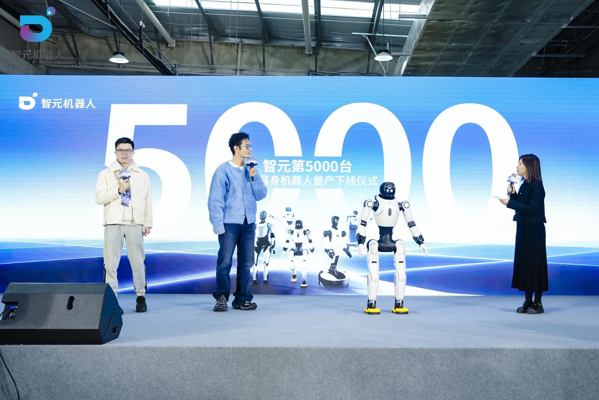 智元第5000台通用具身机器人量产下线，灵犀X2交付黄晓明工作室