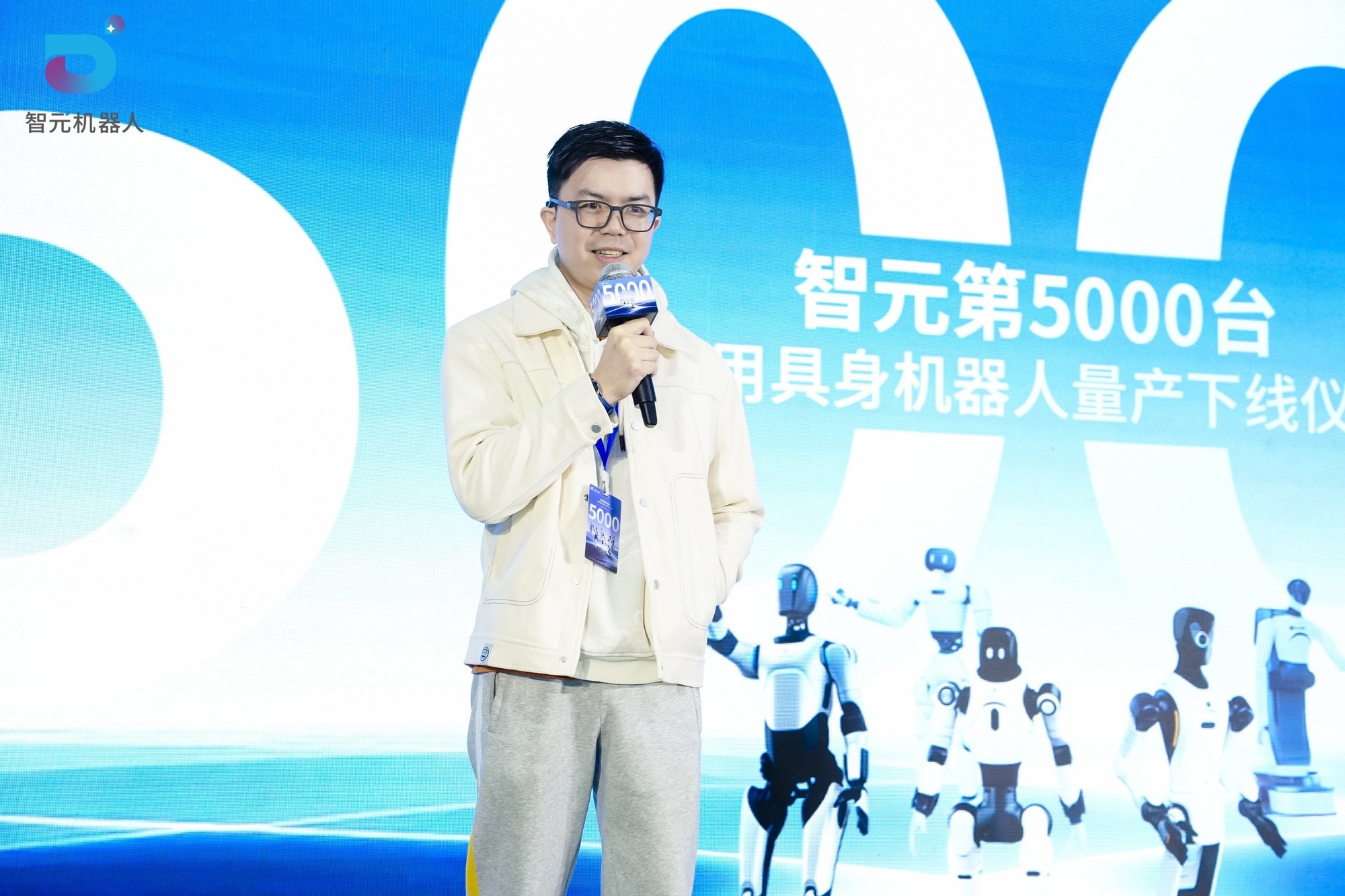 智元第5000台通用具身机器人量产下线，灵犀X2交付黄晓明工作室