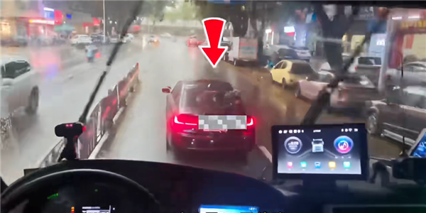 广东梅州一私家车拒让消防车被罚200元记3分