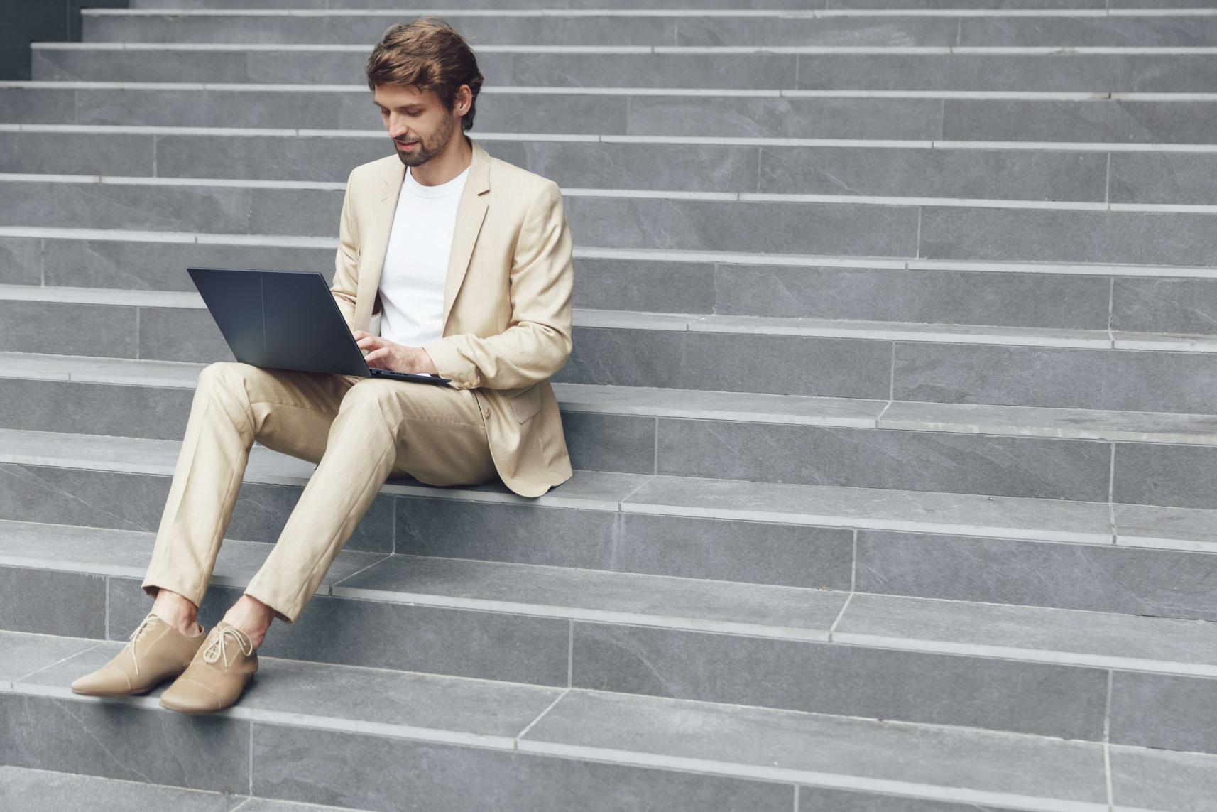 酷睿Ultra 9赋能AI超轻薄本,双十一闭眼入华硕灵耀14 2025