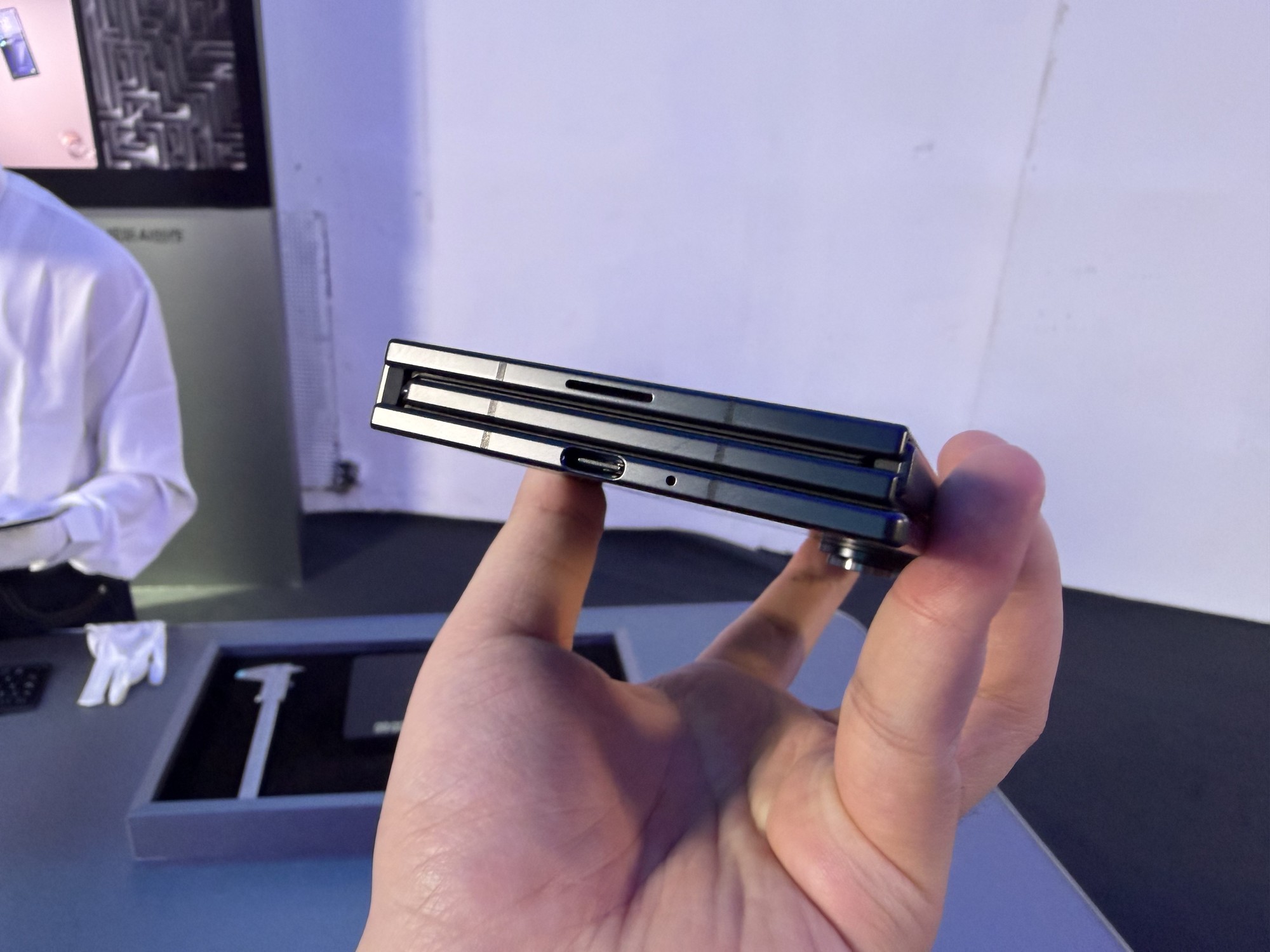 三星Galaxy Z TriFold上手体验:三折新物种