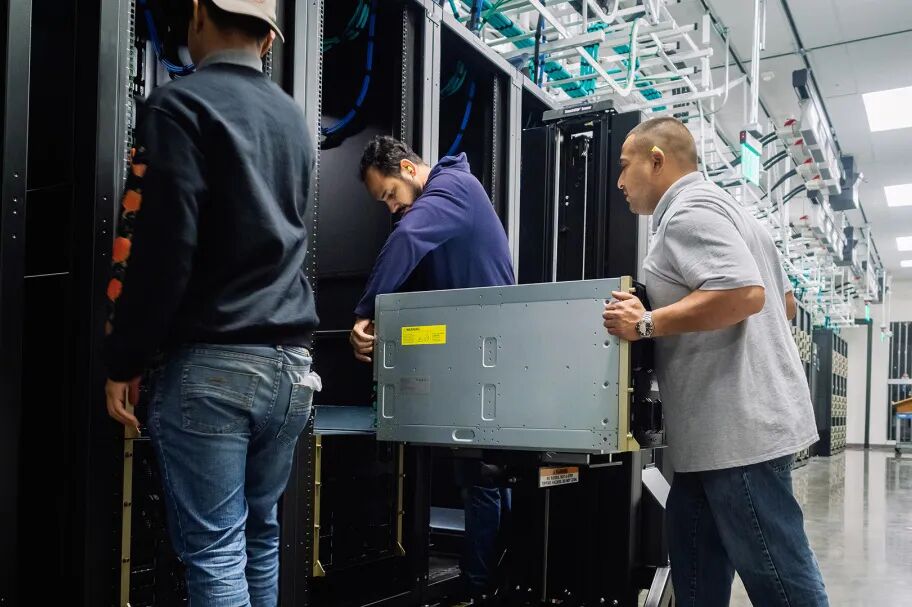 黄仁勋给出AI终极框架:五层蛋糕,决定未来十年