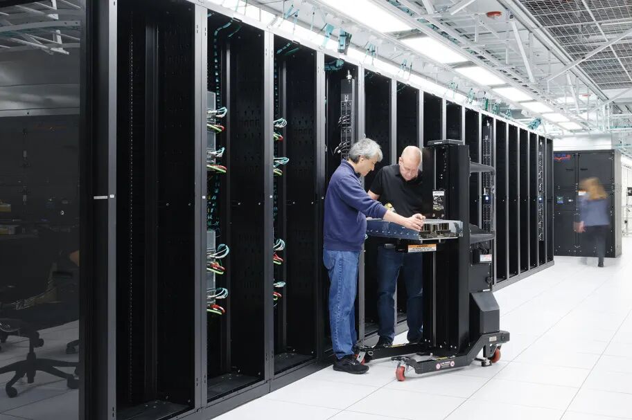 黄仁勋给出AI终极框架:五层蛋糕,决定未来十年