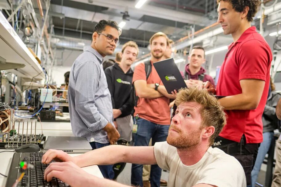 黄仁勋给出AI终极框架:五层蛋糕,决定未来十年