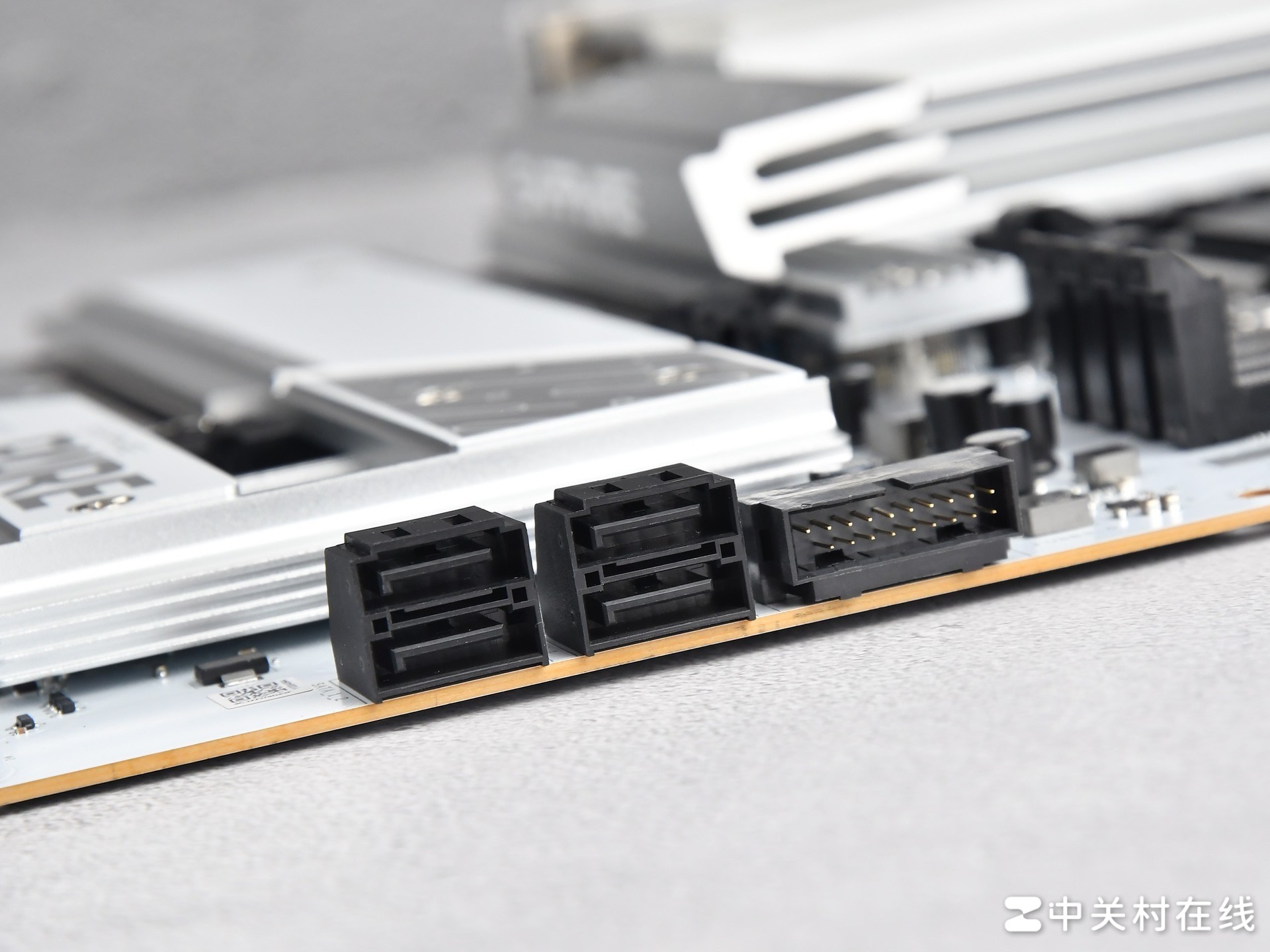 蓝宝石PURE 极地 X870A WIFI7主板评测 纯白配色 跑满X3D