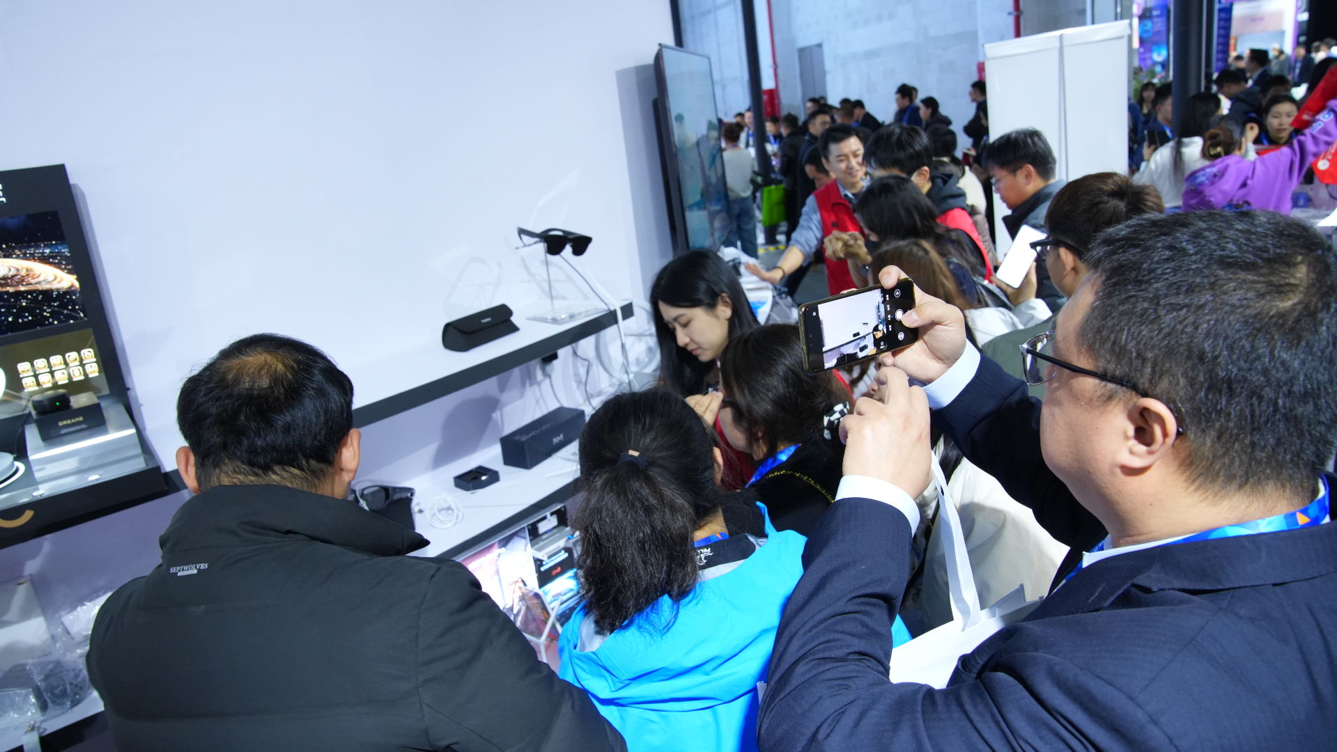 ��AI��Ʒ�Ͼ���AWEͬ��Ƽ�װ�����Ծɻ��¡����ز���5����