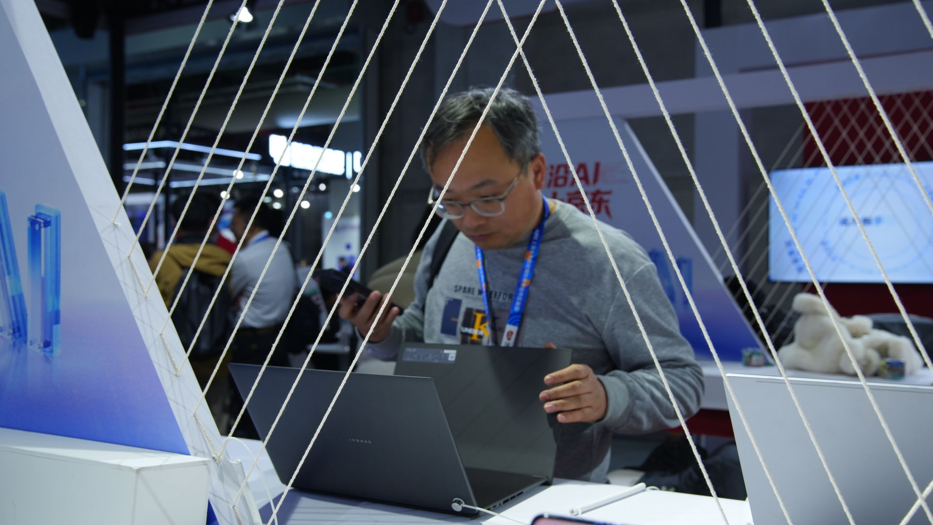 ��AI��Ʒ�Ͼ���AWEͬ��Ƽ�װ�����Ծɻ��¡����ز���5����