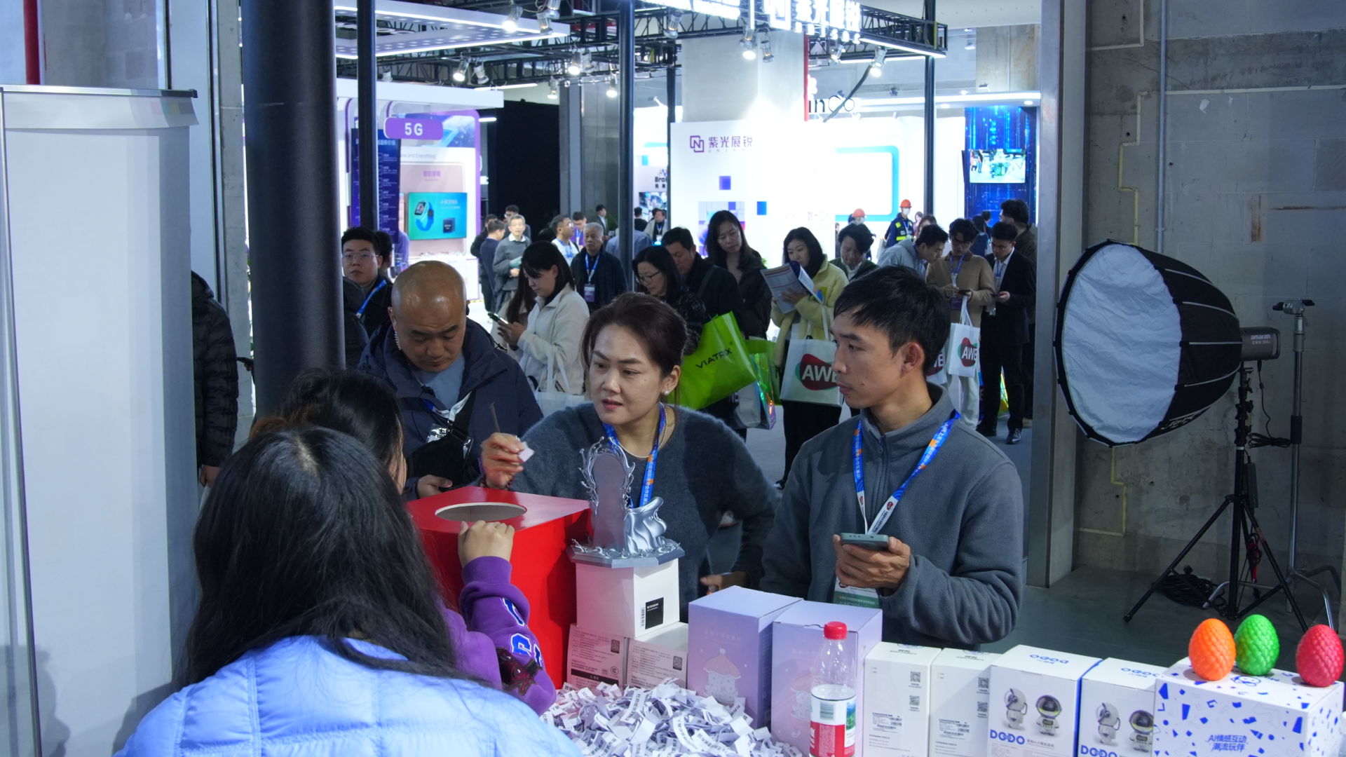 ��AI��Ʒ�Ͼ���AWEͬ��Ƽ�װ�����Ծɻ��¡����ز���5����