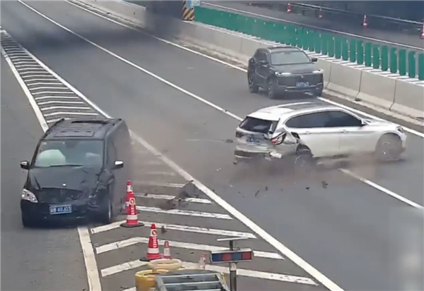 宝马急刹变道引发高速追尾事故