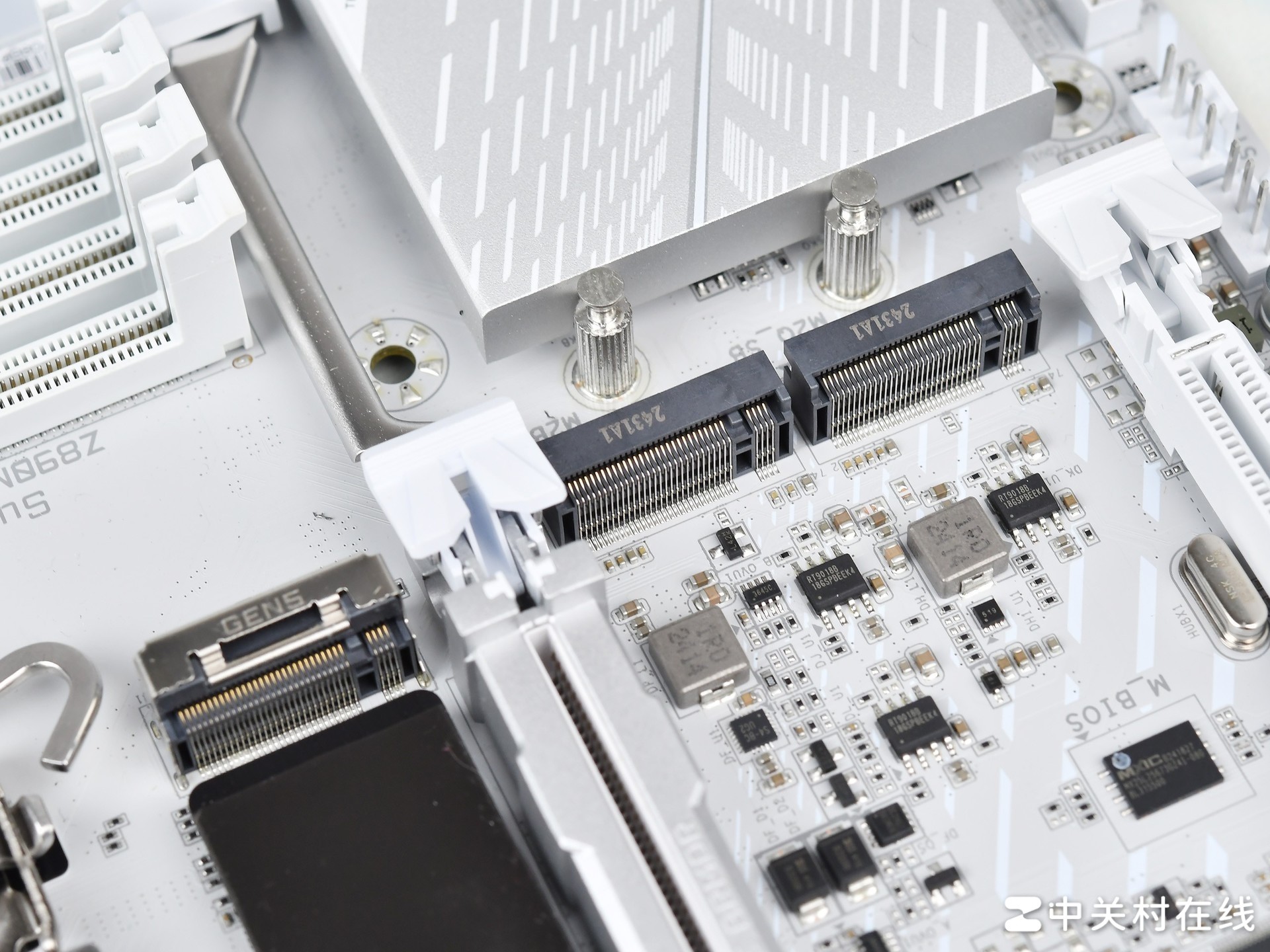 白色M板表现全能 技嘉冰雕Z890M主板评测