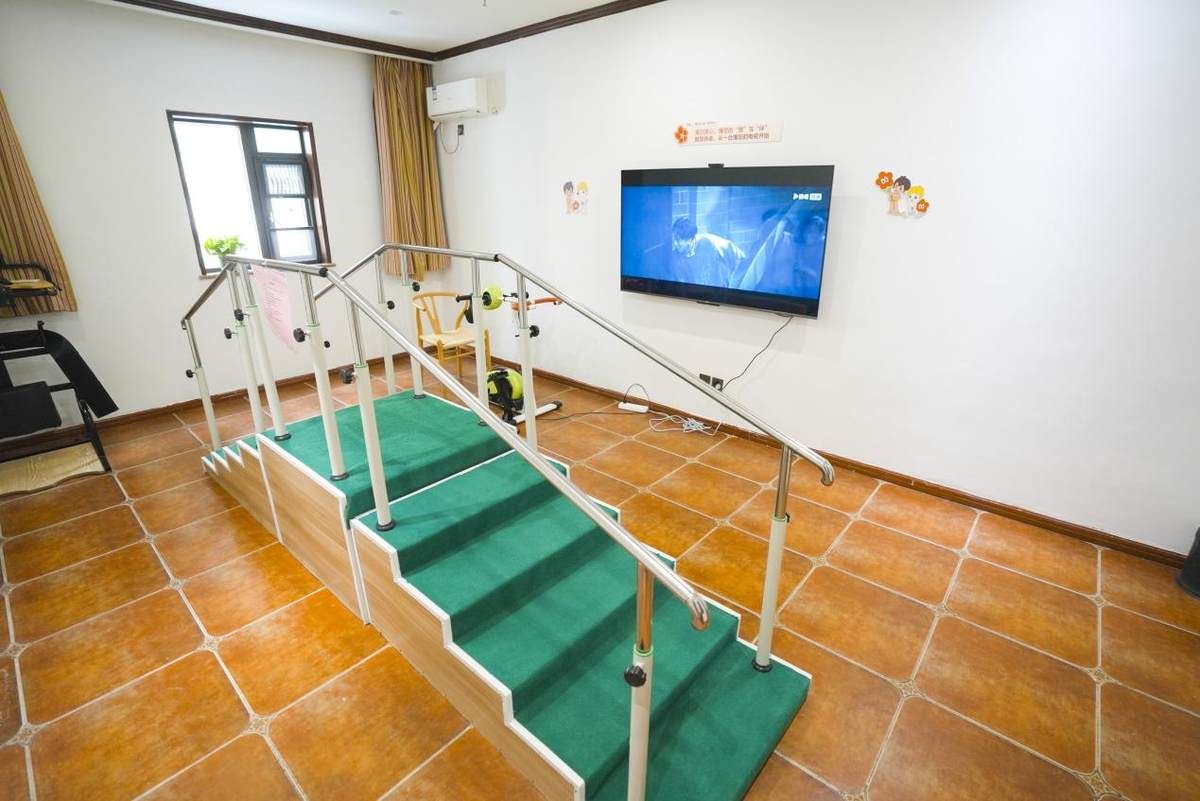 �����������Ͼ����������ϵ����±�׼���� AI �Ƽ���������Ⱥ������