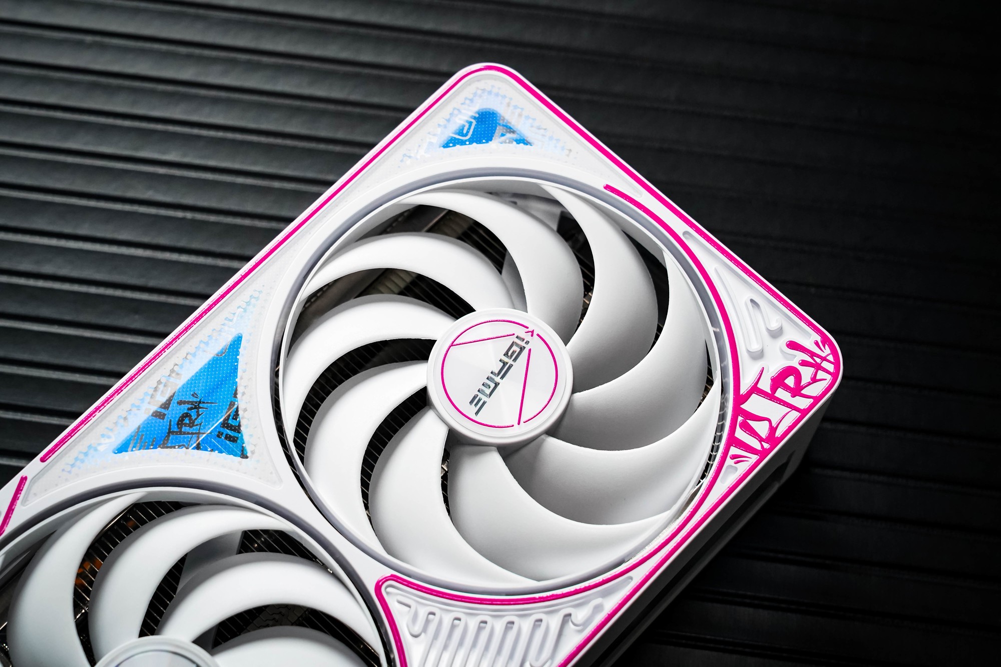 iGame RTX 5070 Ultra Z背插显卡评测 无线美学新范式