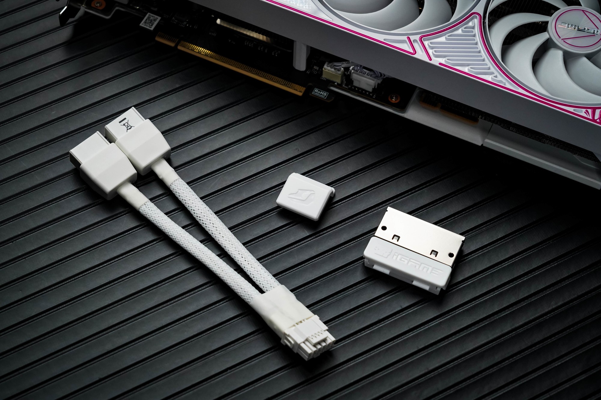 iGame RTX 5070 Ultra Z背插显卡评测 无线美学新范式