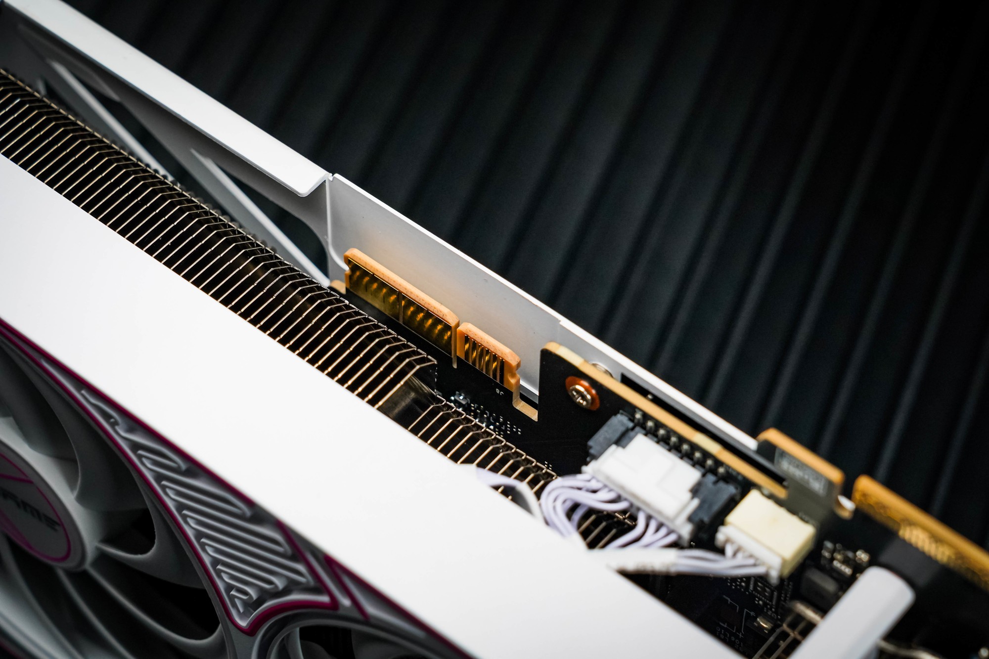 iGame RTX 5070 Ultra Z背插显卡评测 无线美学新范式