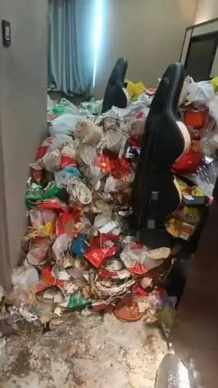 长春电竞酒店现垃圾山房间 住客住两年欠费搬离引热议