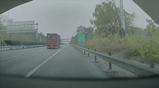 疲劳驾驶酿事故,武汉一网约车剐蹭护栏