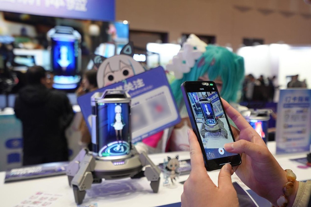 AI陪伴走进现实!数伴Dipal D1亮相WTCC,引爆年轻人打卡热潮