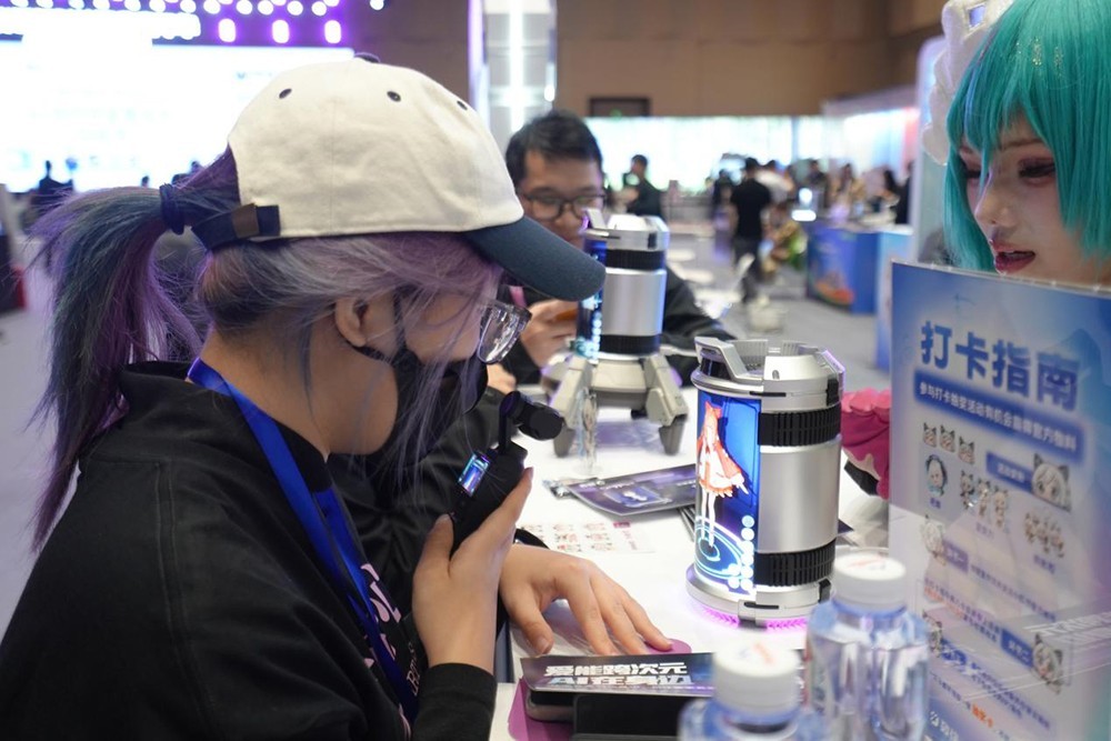 AI陪伴走进现实!数伴Dipal D1亮相WTCC,引爆年轻人打卡热潮