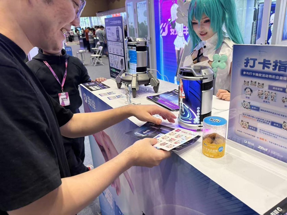 AI陪伴走进现实!数伴Dipal D1亮相WTCC,引爆年轻人打卡热潮