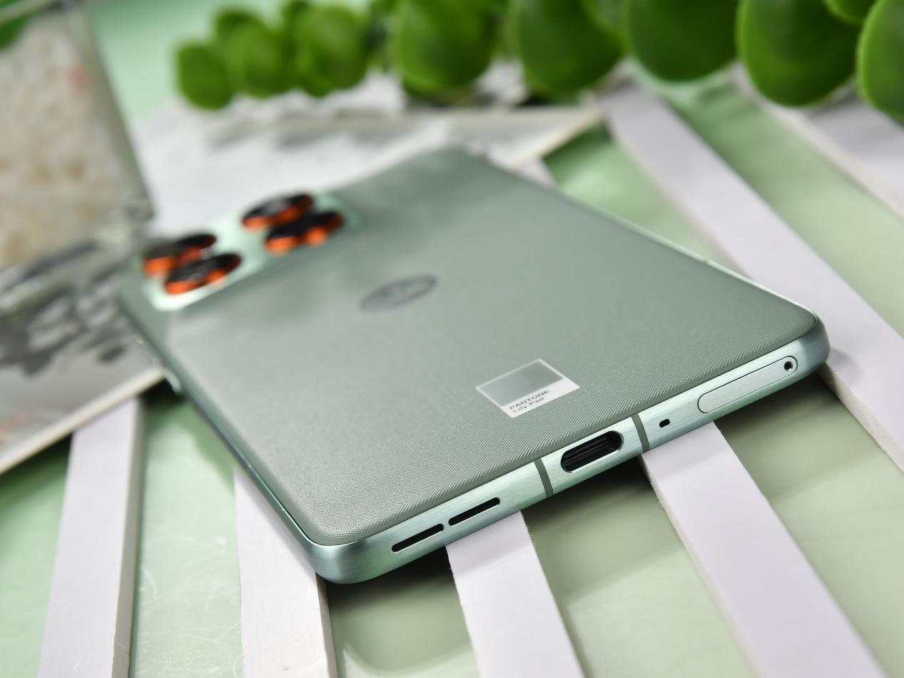 ����moto X70 Airȫ������ �ᱡ��AI������