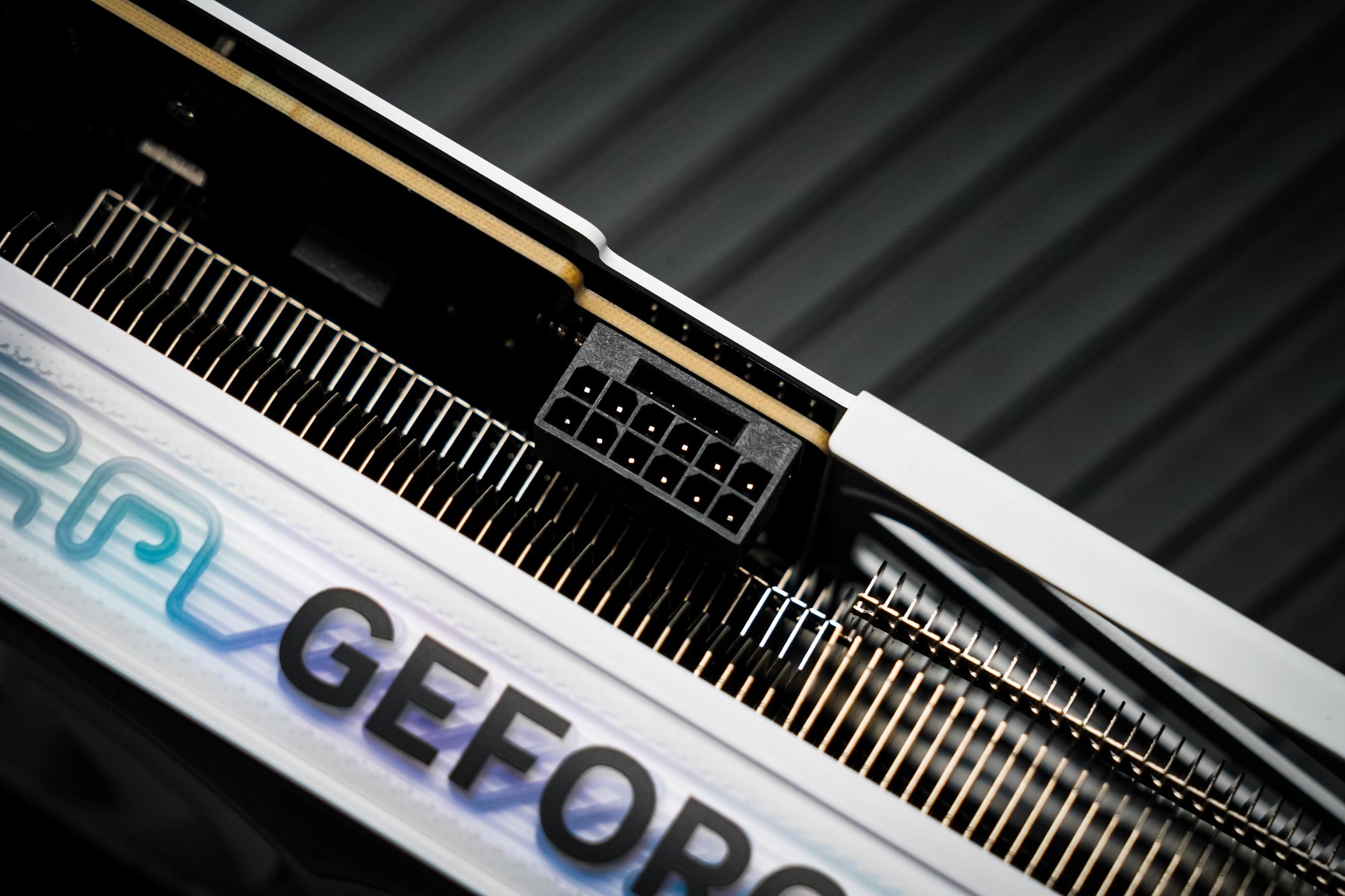 iGame RTX 5070 Ultra Z背插显卡评测 无线美学新范式