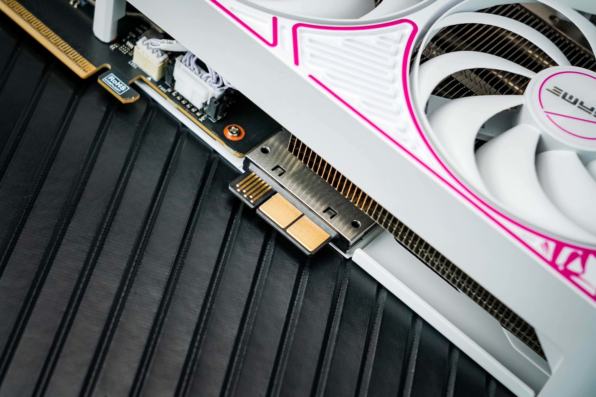 iGame RTX 5070 Ultra Z背插显卡评测 无线美学新范式