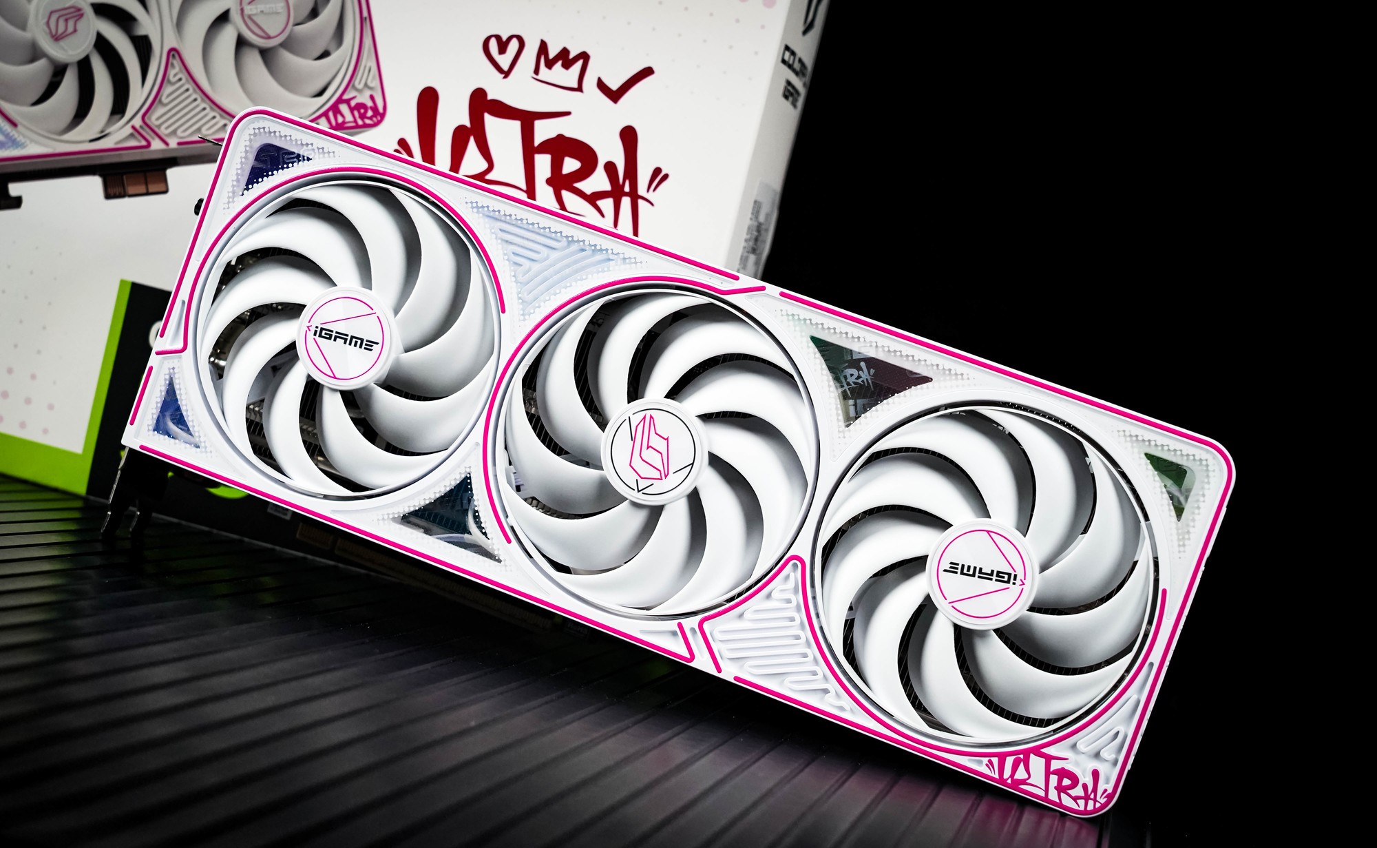 iGame RTX 5070 Ultra Z背插显卡评测 无线美学新范式