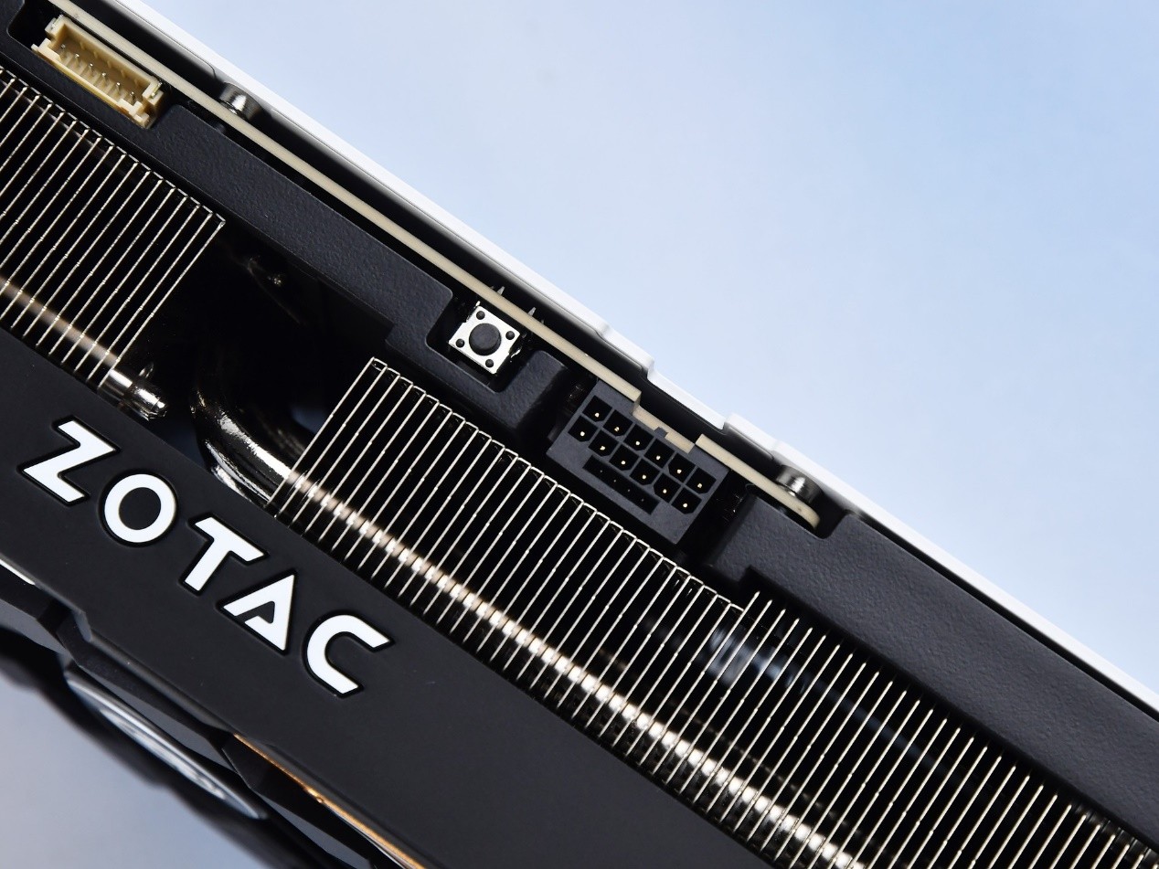 索泰RTX 5080天启OC 机甲美学与无匹性能的旗舰之选