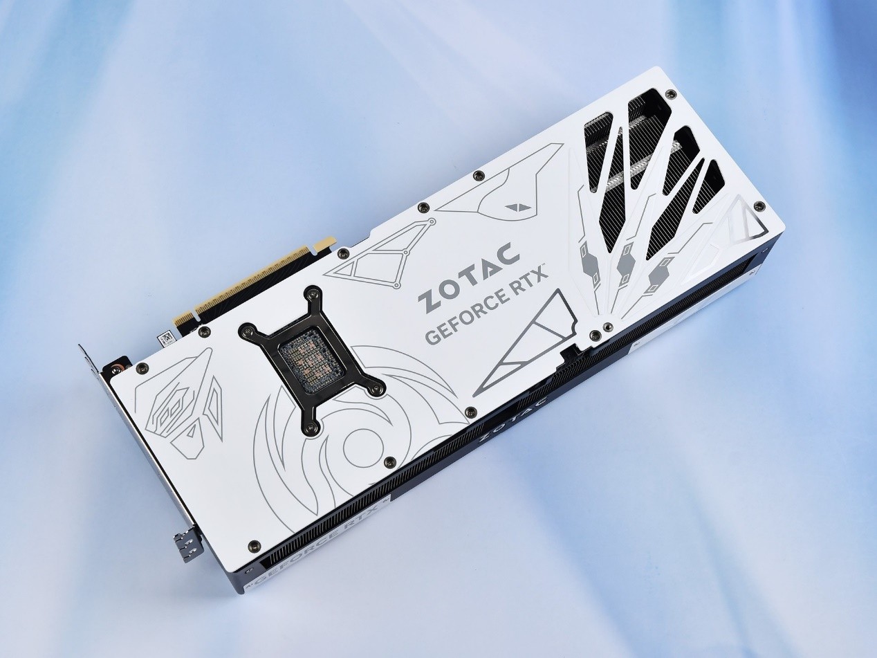 索泰RTX 5080天启OC 机甲美学与无匹性能的旗舰之选