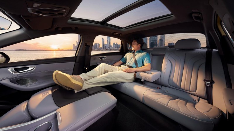 新能源家轿王来袭!荣威M7DMH限时8.58万起,续航2050km